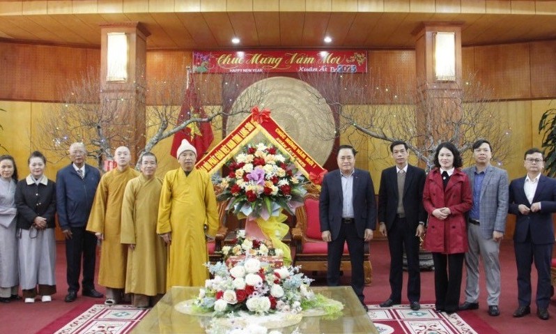 The Chairman of the Provincial People's Committee received a delegation from the Provincial Buddhist Sangha Executive Board visiting and extending Lunar New Year greetings