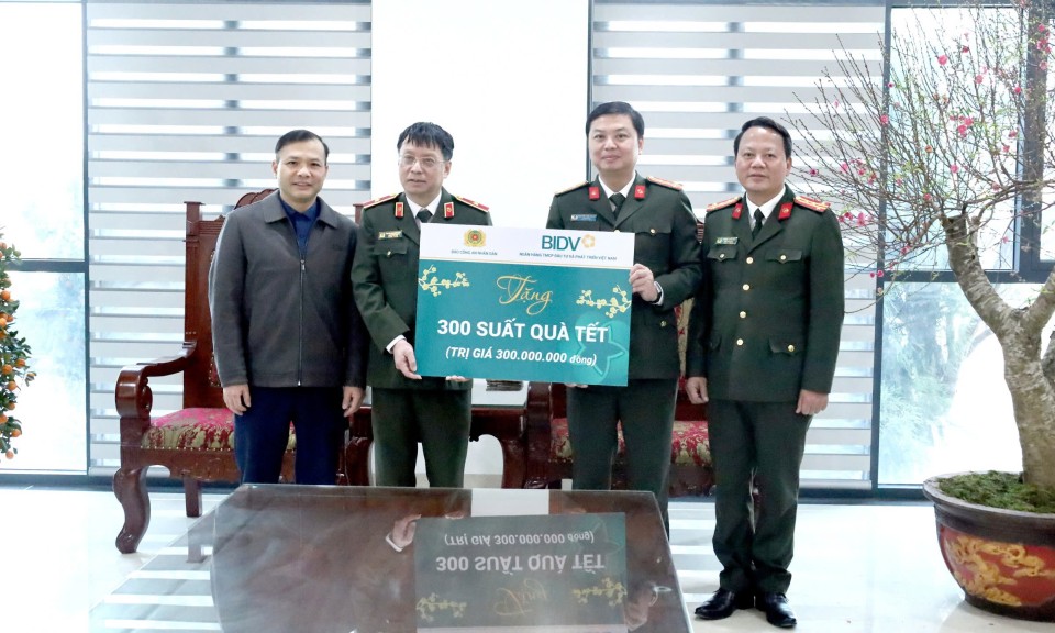 Công an tỉnh Lạng Sơn tiếp nhận 300 suất quà tặng các hộ gia đình có hoàn cảnh khó khăn tại địa phương