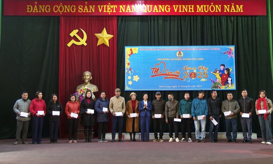 Hữu Lũng: Trao hơn 500 suất quà cho đoàn viên công đoàn trong chương trình “Tết sum vầy - Xuân ơn Đảng”