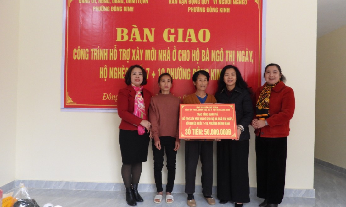  Bàn giao nhà mới và trao 138 suất quà tết cho các hộ nghèo, gia đình chính sách tại phường Đông Kinh