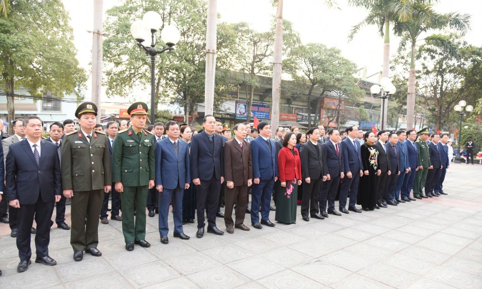 Đoàn đại biểu của tỉnh và thành phố dâng hương, viếng nghĩa trang liệt sĩ nhân dịp đón tết Nguyên đán Ất Tỵ 2025