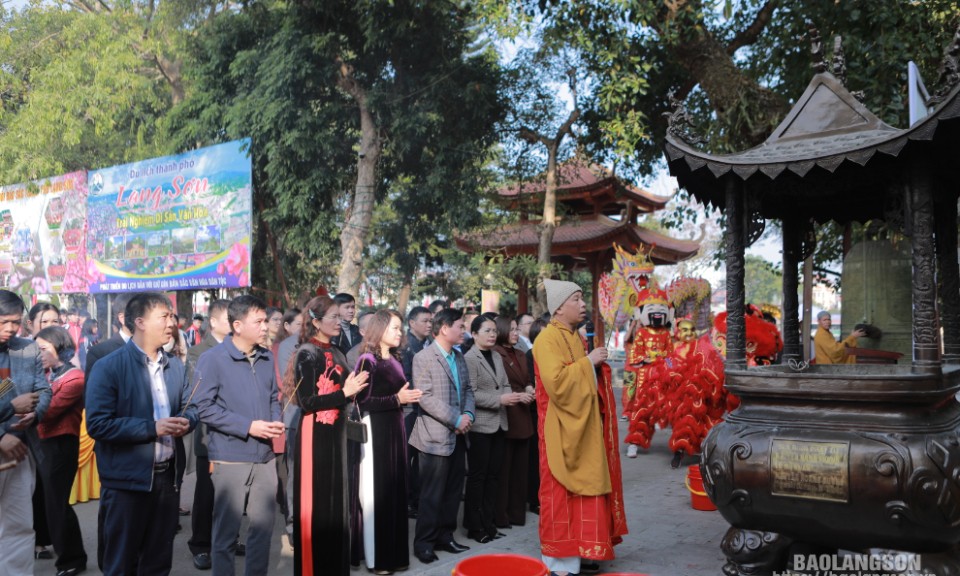 Lễ phóng sinh thả cá chép tại Chương trình "Triển khai công tác bảo vệ môi trường sông Kỳ Cùng"