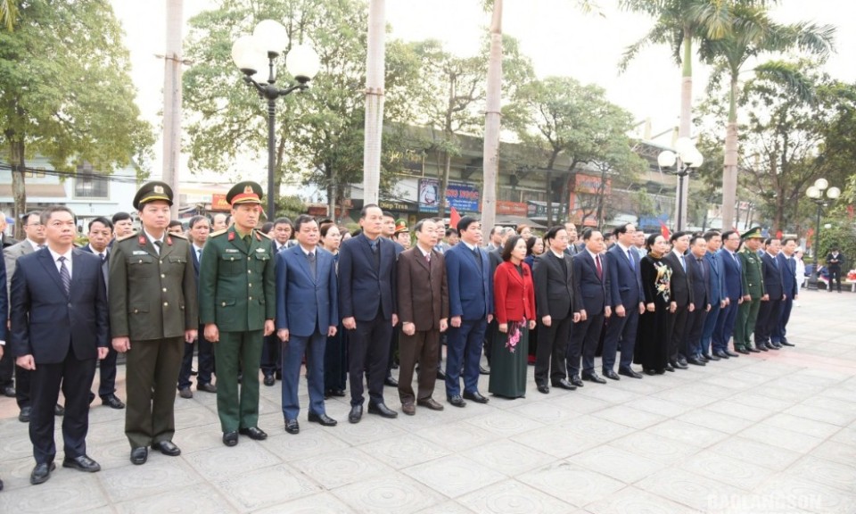 The delegation of the province and the city offered incense and visited the martyrs' cemetery on the occasion of welcoming the 2025 lunar new year 