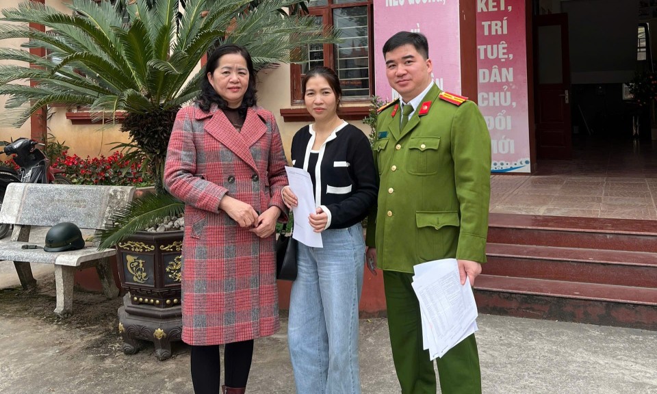 Người dân nhận lại 490 triệu đồng chuyển khoản nhầm nhờ sự hỗ trợ của Công an huyện Tràng Định
