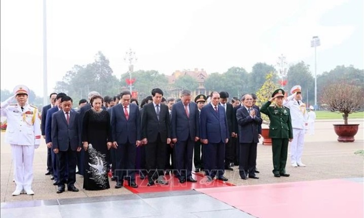 Leaders pay respects to late President Ho Chi Minh on Tet occasion