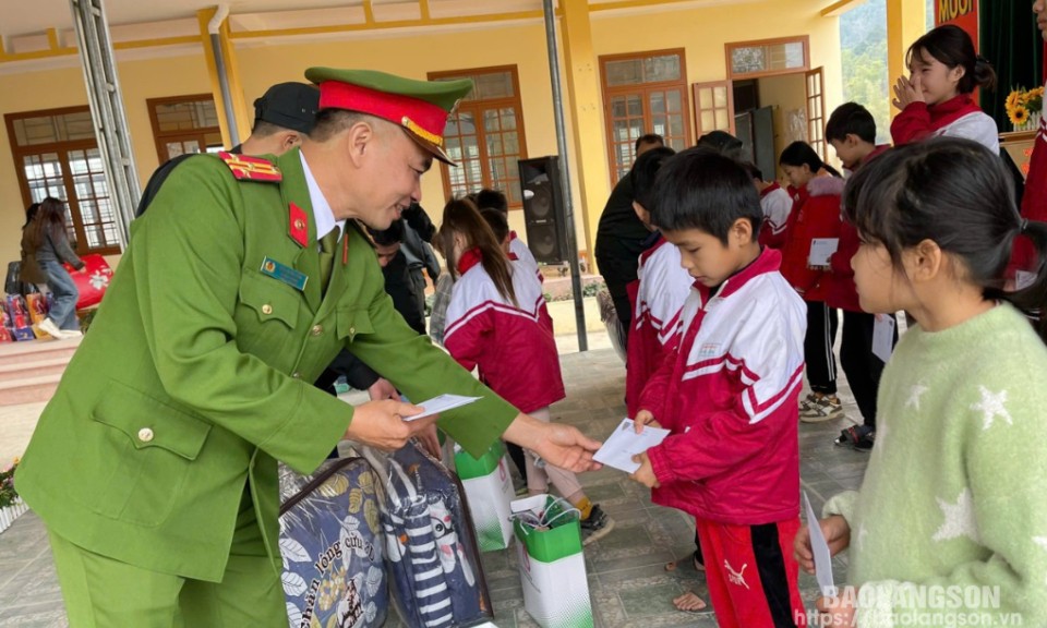 Phòng Cảnh sát Cơ động Công an tỉnh tổ chức chương trình “Tết trao yêu thương cùng em đến trường” tại xã