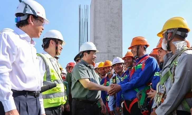 Chăm lo, hỗ trợ người lao động làm việc trên công trường trong dịp Tết Nguyên đán Ất Tỵ năm 2025