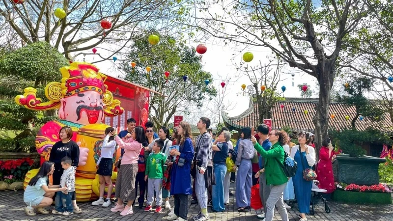 Du khách hào hứng xếp hàng xin vía Thần Tài đầu năm và tham gia lễ diễu hành.