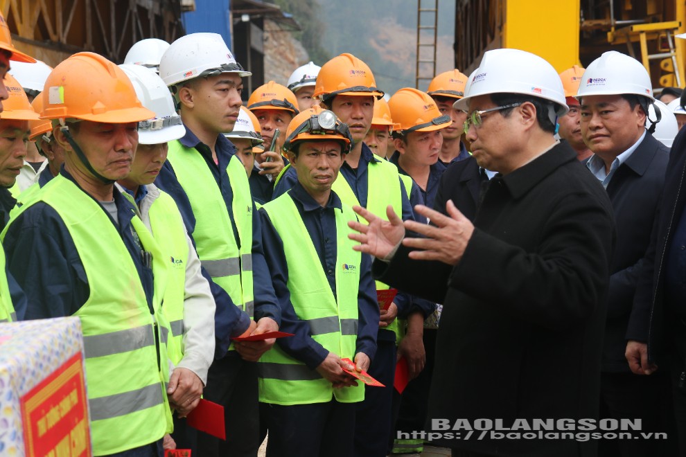 Thủ tướng Phạm Minh Chính, thăm hỏi công nhân lao động xuyên tết trên công trường dự án cao tốc Đồng Đăng-Trà Lĩnh