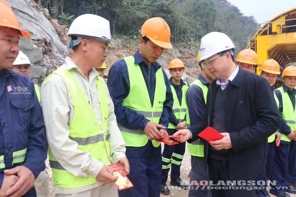 Đồng chí Hoàng Văn Nghiệm, Bí thư Tỉnh ủy Lạng Sơn lì xì công nhân thi công xuyên tết trên công trường dự án cao tốc Đồng Đăng-Trà Lĩnh