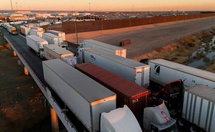 Xe tải xếp hàng trên tuyến đường sang Mỹ từ Ciudad Juarez, Mexico, ngày 31/1. (Ảnh: Reuters)