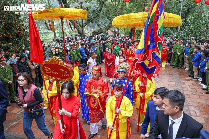 Mùng 6 Tết hàng năm, Lễ hội Đền Gióng - Di sản văn hóa phi vật thể đại diện của nhân loại được tổ chức tại Khu di tích Quốc gia đặc biệt Đền Sóc (Sóc Sơn, Hà Nội).