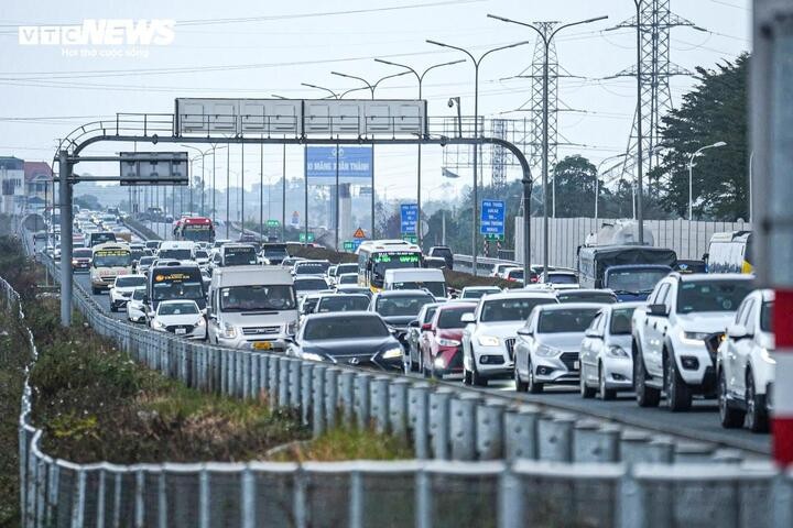 Giao thông trên tuyến cao tốc Pháp Vân - Cầu Giẽ ùn ứ kéo dài hơn 2km chiều 1/2 (Ảnh: Đào Đạt - Viên Minh)