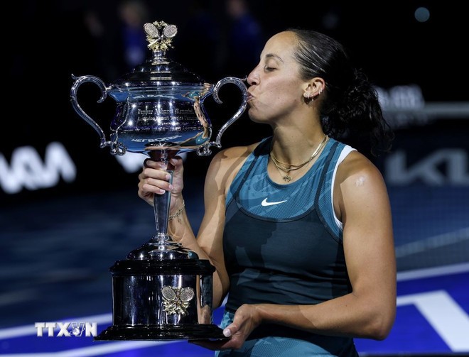 Tay vợt Madison Keys của Mỹ giành ngôi vô địch đơn nữ Australian Open 2025, sau khi đánh bại Aryna Sabalenka. (Ảnh: THX/TTXVN)