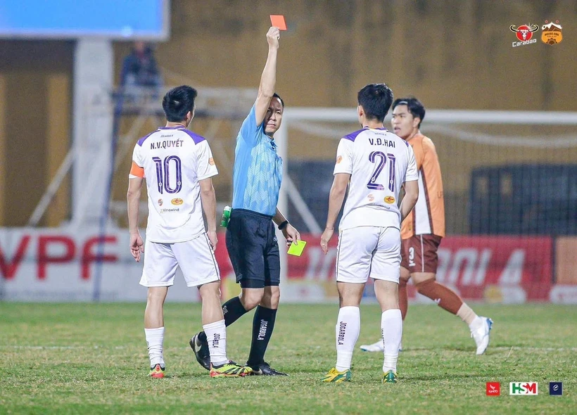 Vũ Đình Hai (số 21) nhận thẻ đỏ khiến Hà Nội FC nhận thất bại 0-1 trước Hoàng Anh Gia Lai ngay tại Hàng Đẫy. (Ảnh: HAGL)