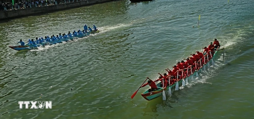 Lễ hội đua thuyền, đua thúng truyền thống mừng Đảng-mừng Xuân Ất Tỵ 2025 thu hút hơn 270 vận động viên đến từ các phường, xã trên địa bàn thành phố Phan Thiết tham gia. (Ảnh: Hồng Hiếu/TTXVN)