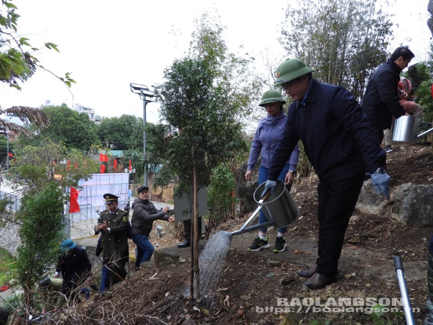 Đồng chí Dương Xuân Huyên Phó Chủ tịch Thường trực UBND tỉnh trồng cây tại lễ phát động