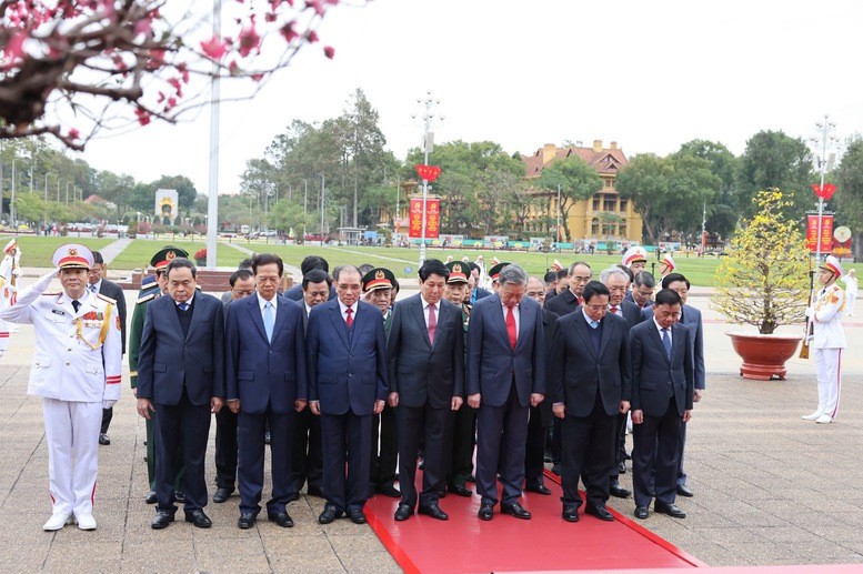 Đoàn đại biểu lãnh đạo, nguyên lãnh đạo Đảng, Nhà nước thành kính tưởng niệm Chủ tịch Hồ Chí Minh - Ảnh: VGP/Nhật Bắc