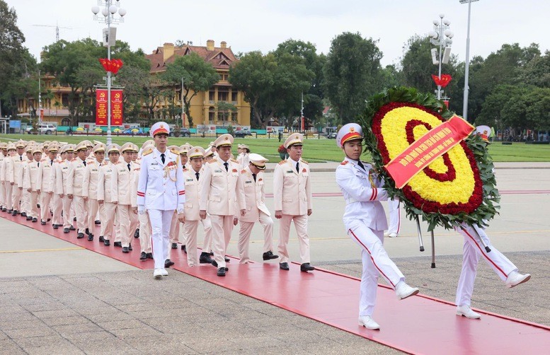 Đoàn đại biểu Đảng ủy Công an Trung ương - Bộ Công an vào Lăng viếng Chủ tịch Hồ Chí Minh - Ảnh: VGP/Nhật Bắc