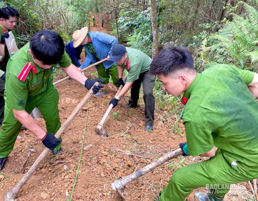 Đoàn viên thanh niên Công an huyện Tràng Định tham gia làm đường kiểm tra cột mốc bảo vệ biên giới