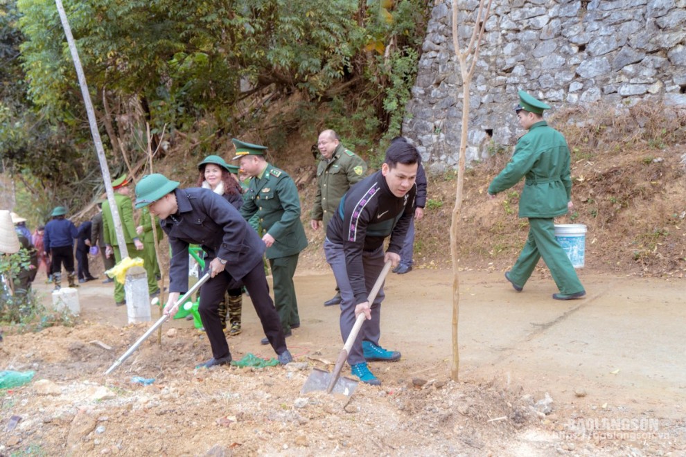 Các đại biểu và nhân dân tham gia trồng cây tại các điểm lễ phát động