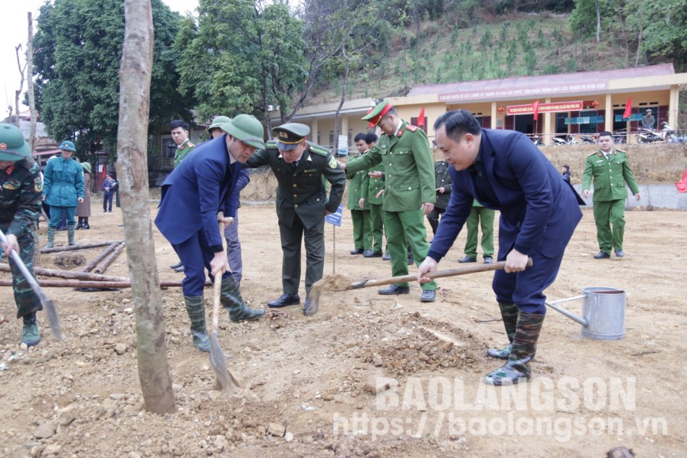 Đồng chí Lương Trọng Quỳnh, Phó Chủ tịch UBND tỉnh cùng các đại biểu trồng cây tại xã Cao Lâu, huyện Cao Lộc