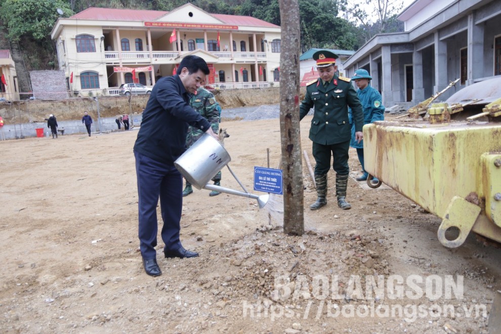 Lãnh đạo huyện Cao Lộc chăm sóc cây mới trồng