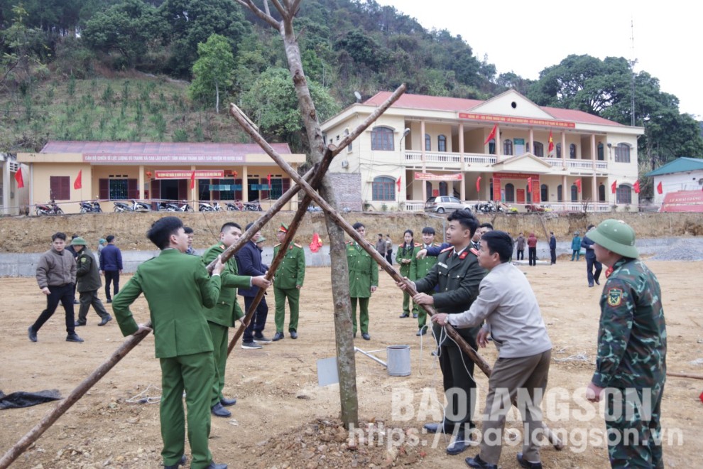 Các lực lượng tham gia trồng cây tại xã Cao Lâu, huyện Cao Lộc