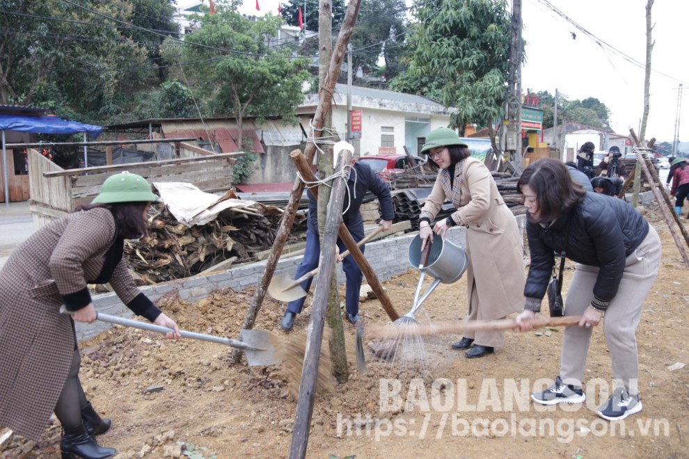 Đại diện các đơn vị trên địa bàn huyện Cao Lộc tham gia trồng cây