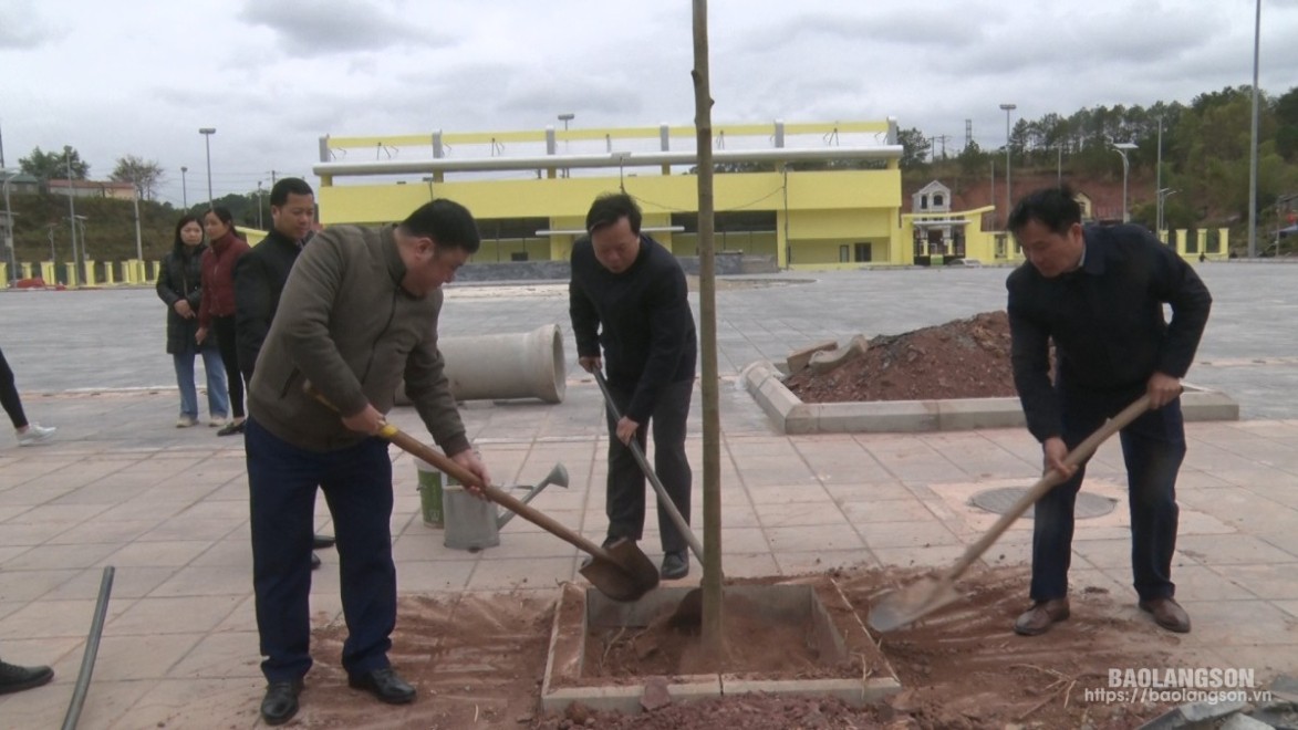 Lãnh đạo huyện trồng cây tại Khuôn viên Trung tâm Văn hoá, thể thao và khu dân cư huyện Đình Lập