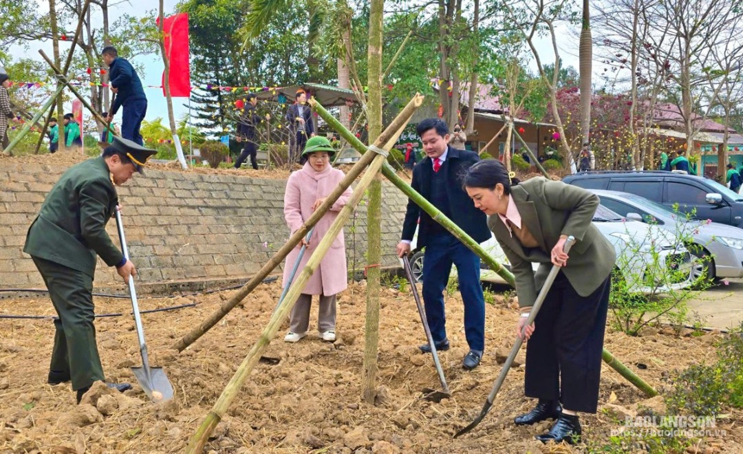 Đồng chí Đoàn Thu Hà, Ủy viên Ban Thường vụ Tỉnh ủy, Bí thư Huyện ủy Lộc Bình cùng các đại biểu trồng cây trong chương trình