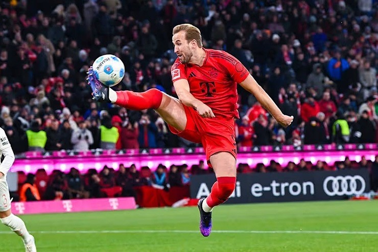  Kane không dứt điểm ngay mà tâng bóng lên để sau đó dễ dàng đánh đầu vào lưới Augsburg. Ảnh: Getty