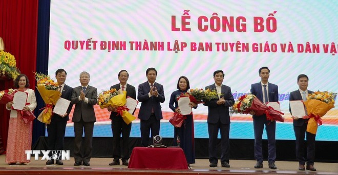 Trao Quyết định cho Trưởng ban và các phó Trưởng ban Tuyên giáo và Dân vận Tỉnh ủy Quảng Nam. (Ảnh: Trần Tĩnh/TTXVN)