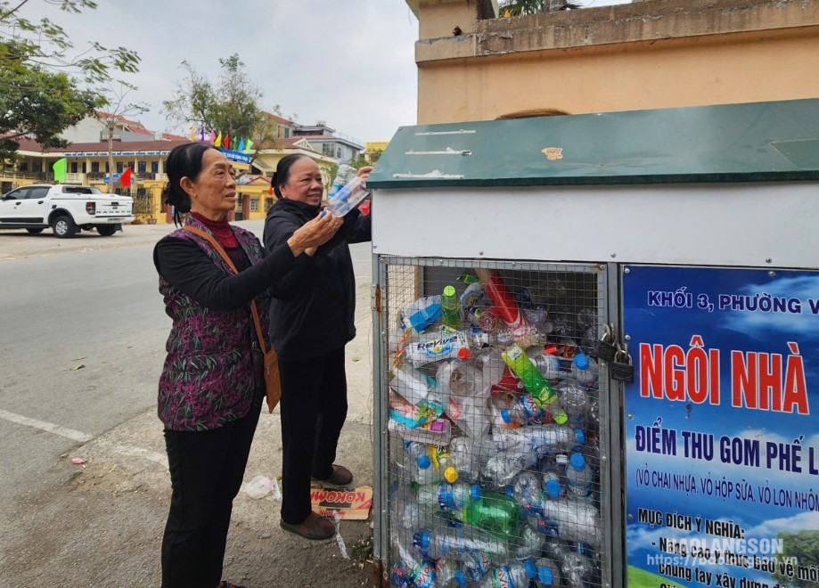 Người dân khối 3, phường Vĩnh Trại bỏ rác tái chế vào mô hình "ngôi nhà xanh"