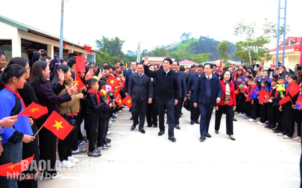 Người dân trên địa bàn chào đón Chủ tịch nước Lương Cường dự Lễ phát động "Tết trồng cây đời đời nhớ ơn Bác Hồ" tại xã Chiến Thắng, huyện Chi Lăng