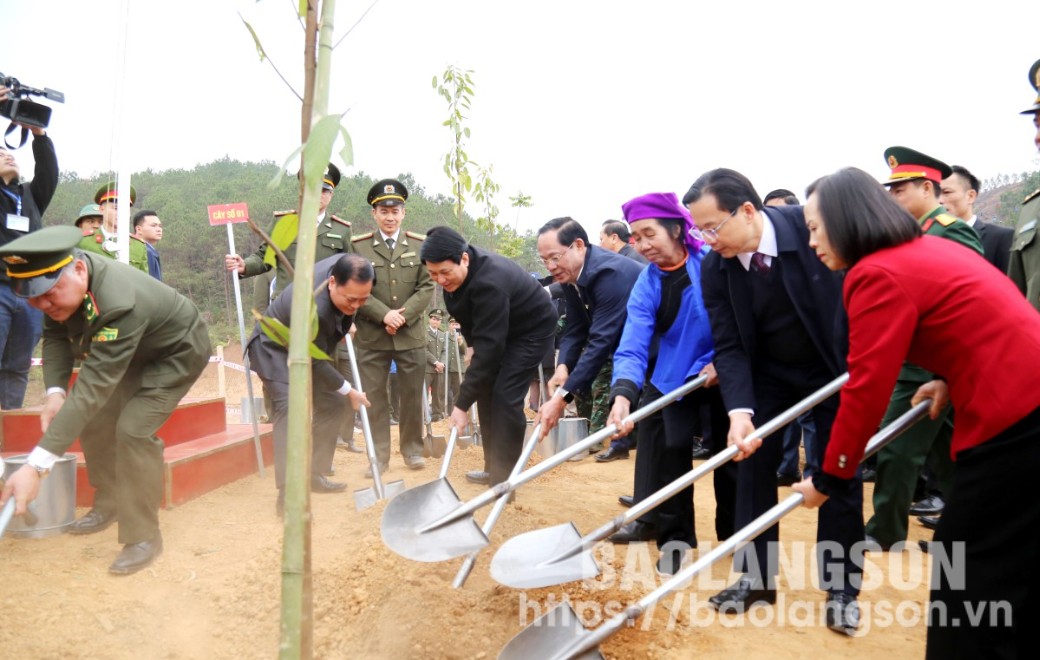 Chủ tịch nước Lương Cường cùng các đại biểu trồng cây tại Tiểu đoàn 1, Trung đoàn 123