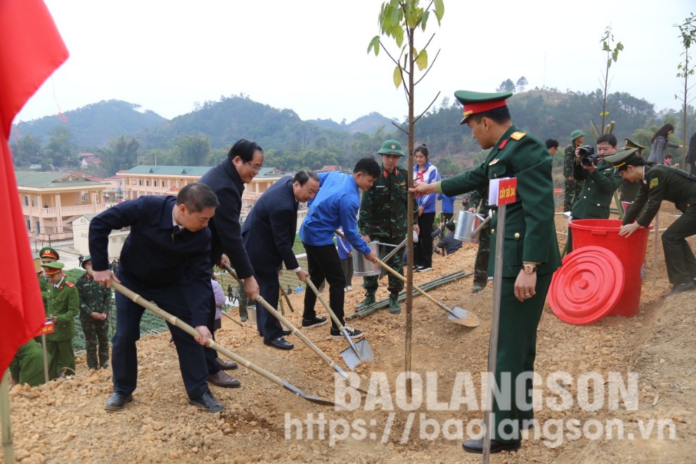 Các đại biểu, Nhân dân tham gia trồng cây tại Tiểu đoàn 1, Trung đoàn 123