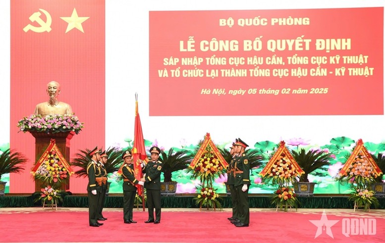 Bộ trưởng Phan Văn Giang trao Quân kỳ Quyết thắng tặng Tổng cục Hậu cần - Kỹ thuật - Ảnh: QĐND