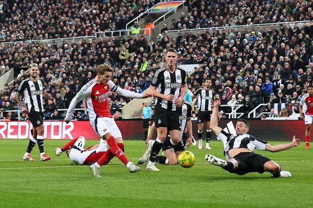 Hàng công Arsenal (áo đỏ) bất lực trước hàng thủ Newcastle ở cả hai lượt bán kết đi và về. Ảnh: Getty