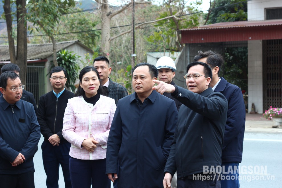 Đồng chí Lương Trọng Quỳnh, Phó Chủ tịch UBND tỉnh kiểm tra tại khu vực đầu tuyến đường từ thị trấn Chi Lăng vào xã Y Tịch