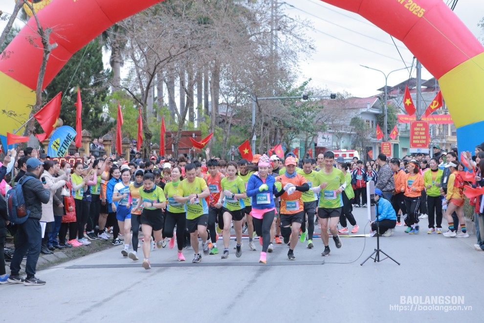 Các vận động viên tham gia giải chạy Bán Marathon Xuân Tràng Định 2025.