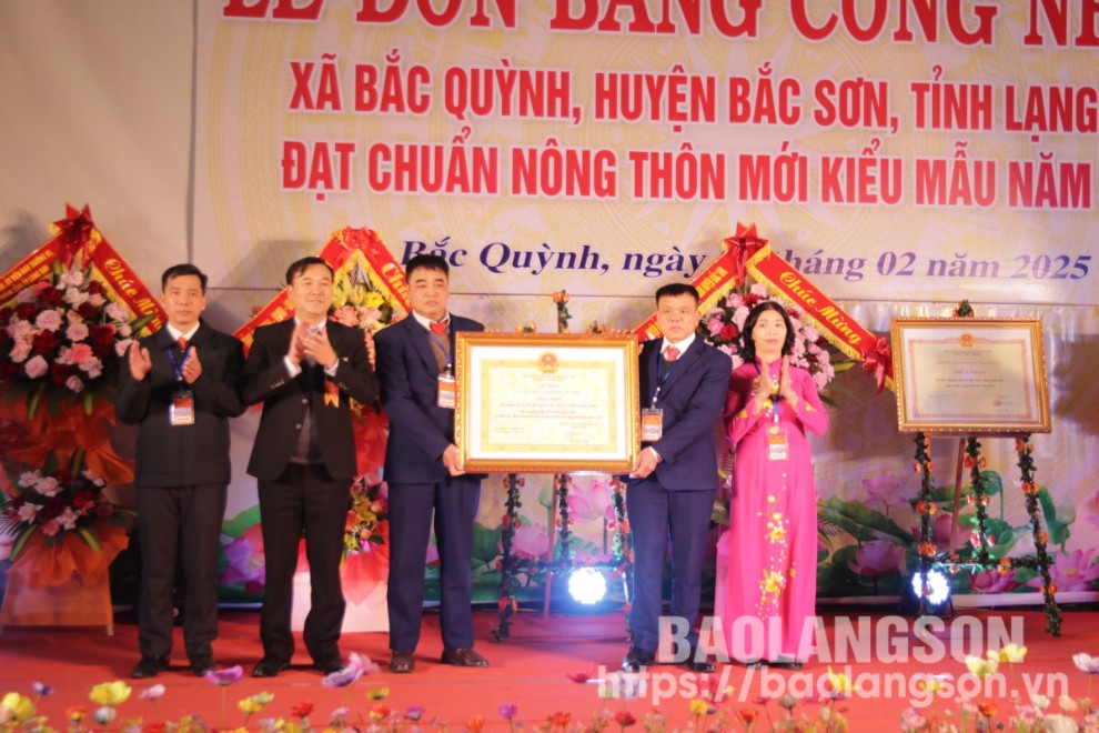 Lãnh đạo Sở Nông nghiệp và Phát triển nông thôn trao bằng công nhận xã đạt chuẩn NTM kiểu mẫu cho đại diện xã Bắc Quỳnh