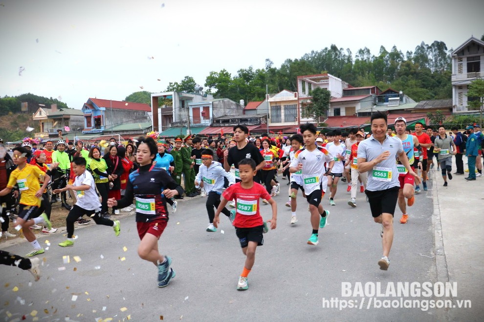 Các vận động viên tham gia chạy bộ hưởng ứng giải chạy bộ chợ hội Mẹt – Lễ hội Đình Bơi thị trấn Hữu Lũng năm 2025