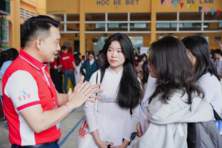 Nhiều trường chi học bổng khủng chiêu mộ thí sinh trong mùa tuyển sinh 2025. (Ảnh: Trường Đại học Kinh tế - Tài chính TP.HCM)