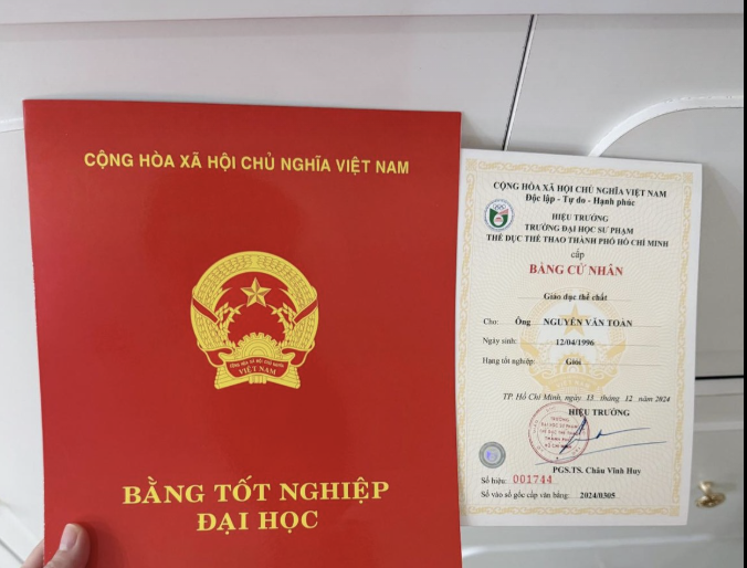 Nguyễn Văn Toàn khoe tấm bằng Đại học.