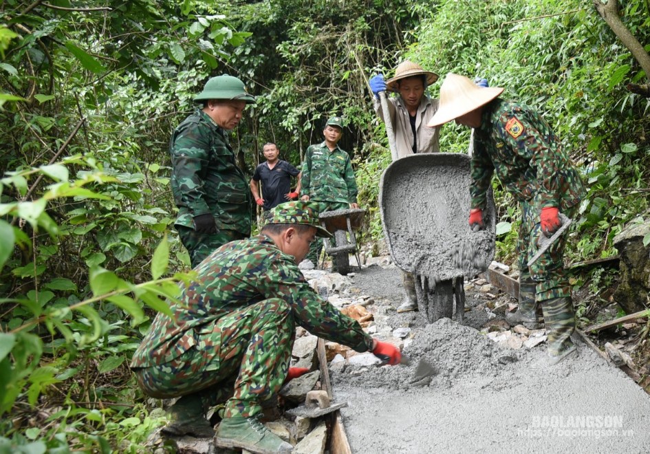 Cán bộ, chiến sĩ Đồn Biên phòng Pò Mã và người dân huyện Tràng Định xây dựng đường kiểm tra cột mốc, bảo vệ biên giới