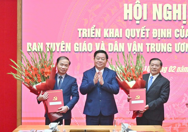 Trưởng ban Tuyên giáo và Dân vận Trung ương Nguyễn Trọng Nghĩa trao quyết định của Bộ Chính trị, chúc mừng ông Lại Xuân Môn và ông Phạm Tất Thắng. (Ảnh: Trần Vương)