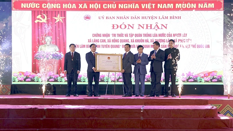 Lãnh đạo Ủy ban nhân dân tỉnh Tuyên Quang trao Bằng chứng nhận di sản cho lãnh đạo huyện Lâm Bình và lãnh đạo Ủy ban nhân dân thị trấn Lăng Can.