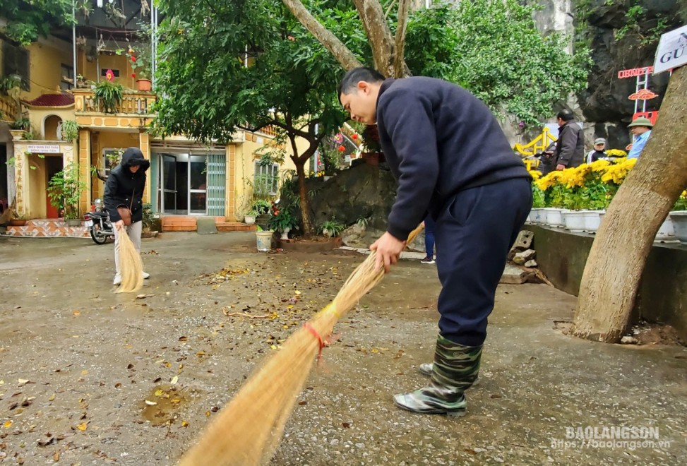 Cán bộ, nhân dân phường Chi Lăng tổng vệ sinh khu vực di tích Chùa Tiên - Giếng Tiên