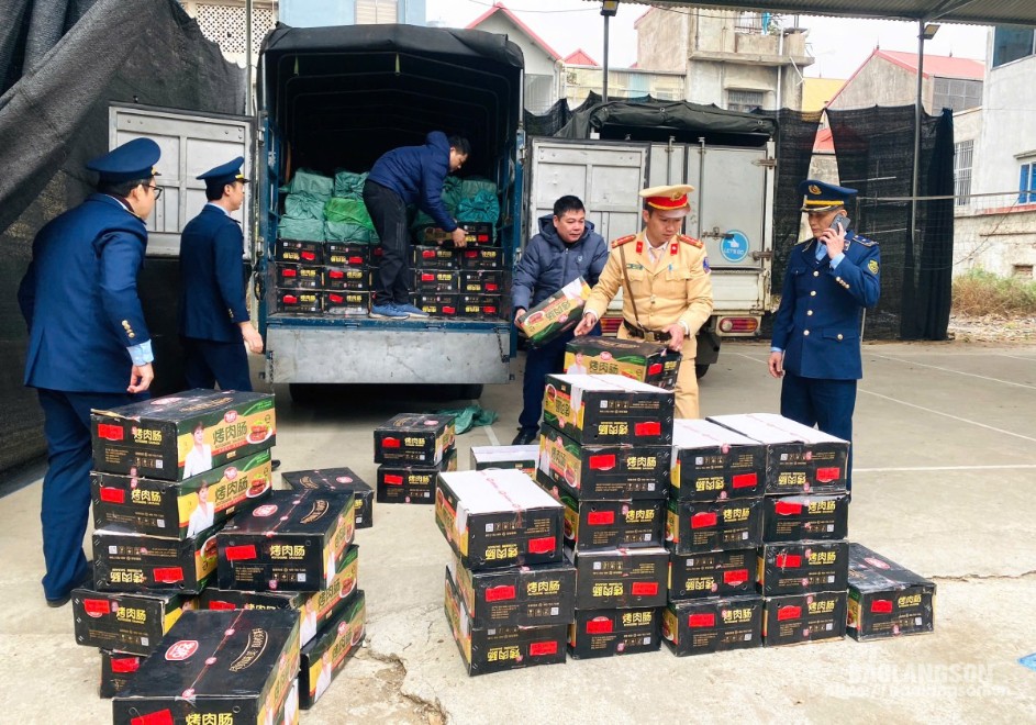 Phòng Cảnh sát giao thông bàn giao phương tiện và tang vật cho Đội Quản lý thị trường số 6 để tiếp tục xác minh, xử lý theo quy định